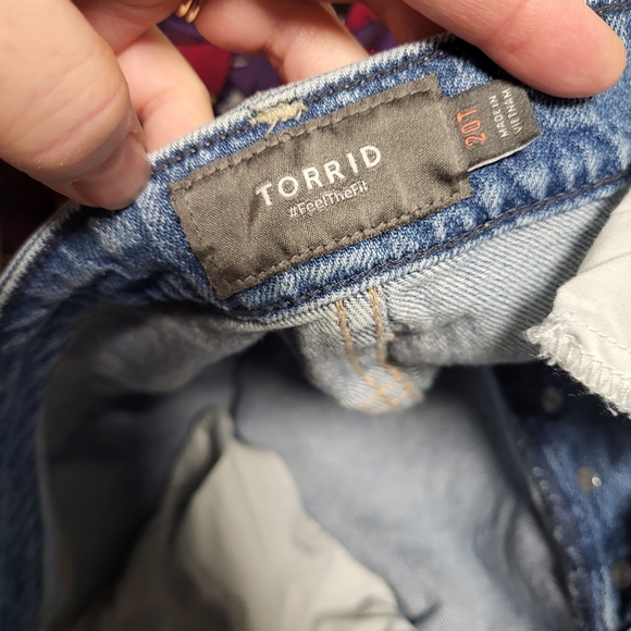 *3/$30 Sale* Torrid Light Wash Distressed High Waisted Straight Jeans sz 20 Tall - Picture 5 of 6
